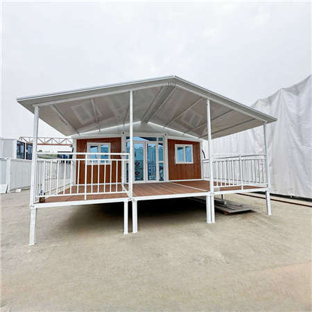 
    Container houses with terraces and awnings are very comfortable to live in regardless of the sun, wind or rain.